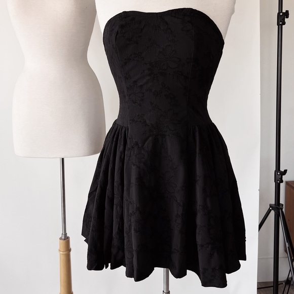 BLACK STRAPLESS EMBRIODERED SWEETHEART DRESS - Picture 8 of 10